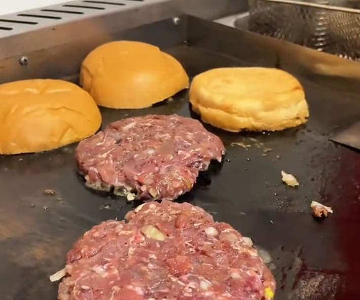Lensc Burger: Sensasi Smash Burger 100% Daging Sapi Tanpa Tepung di Bali